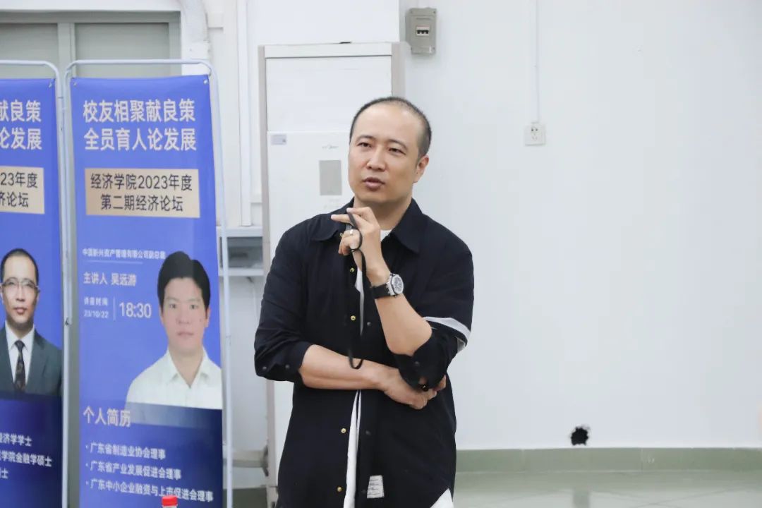 董致远演讲4(摄记:邓烯茵).jpg 图片