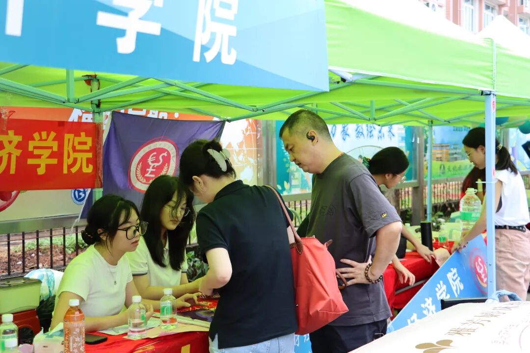 班助2（摄记：苏嘉颐）.JPG