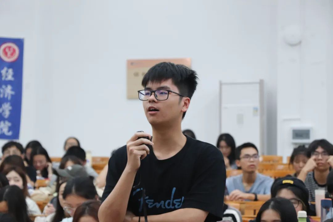 学生提问1(摄记:邓烯茵).jpg 图片