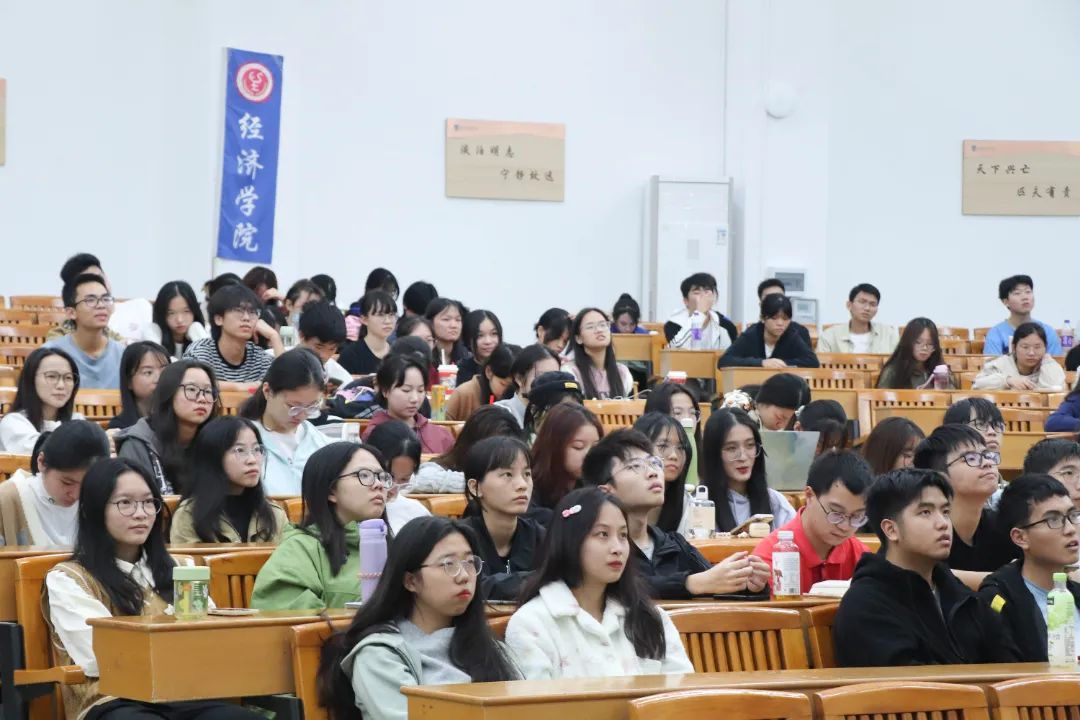 观众2(摄记:邓烯茵).jpg 图片